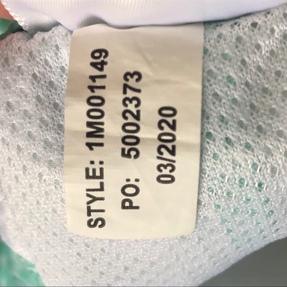 VINEYARD VINES BIG & TALL
SEAHORSE PRINTED CHAPPY SWIM TRUNKS - Picture 5 of 7